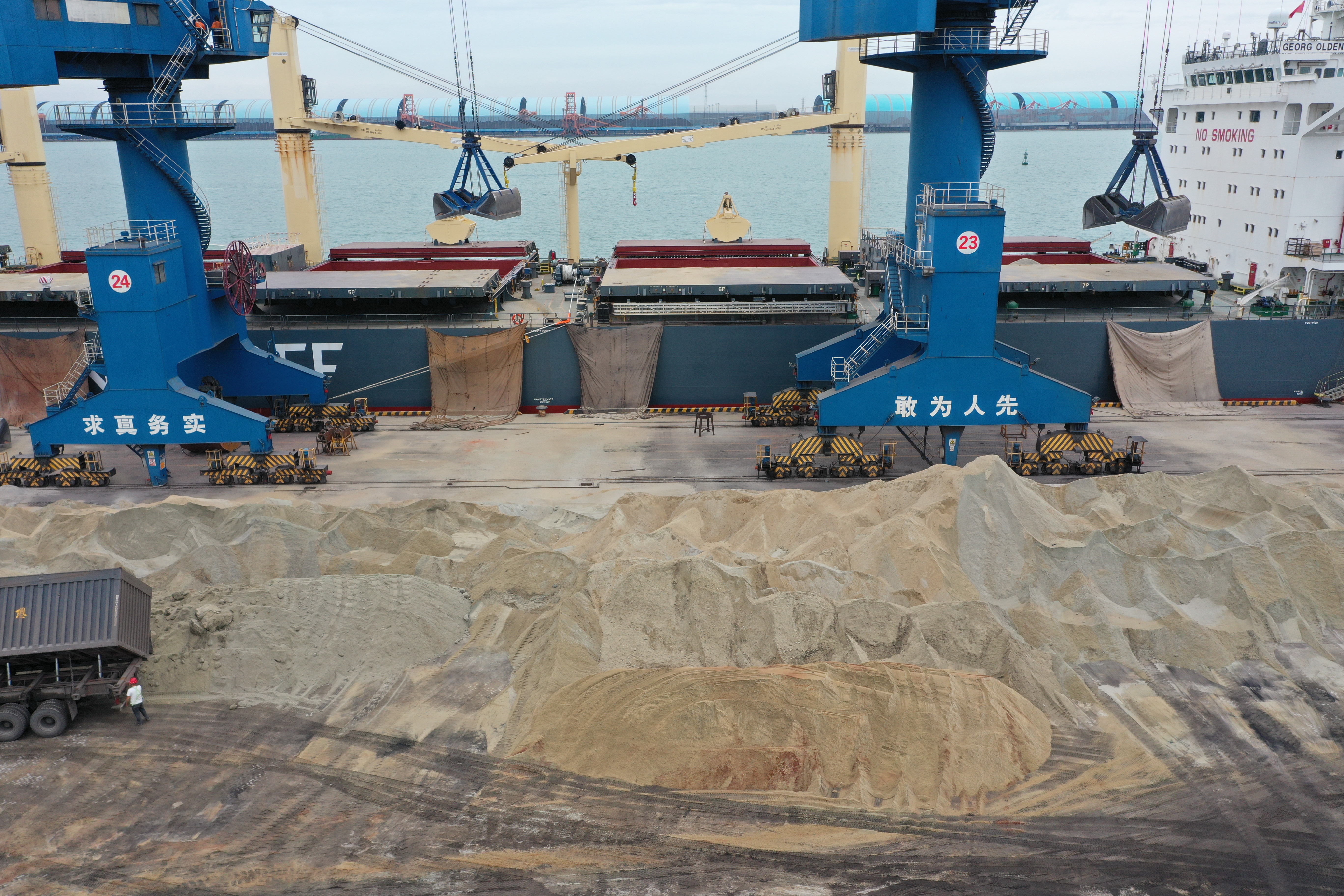 Bulk port execution and freight scene
