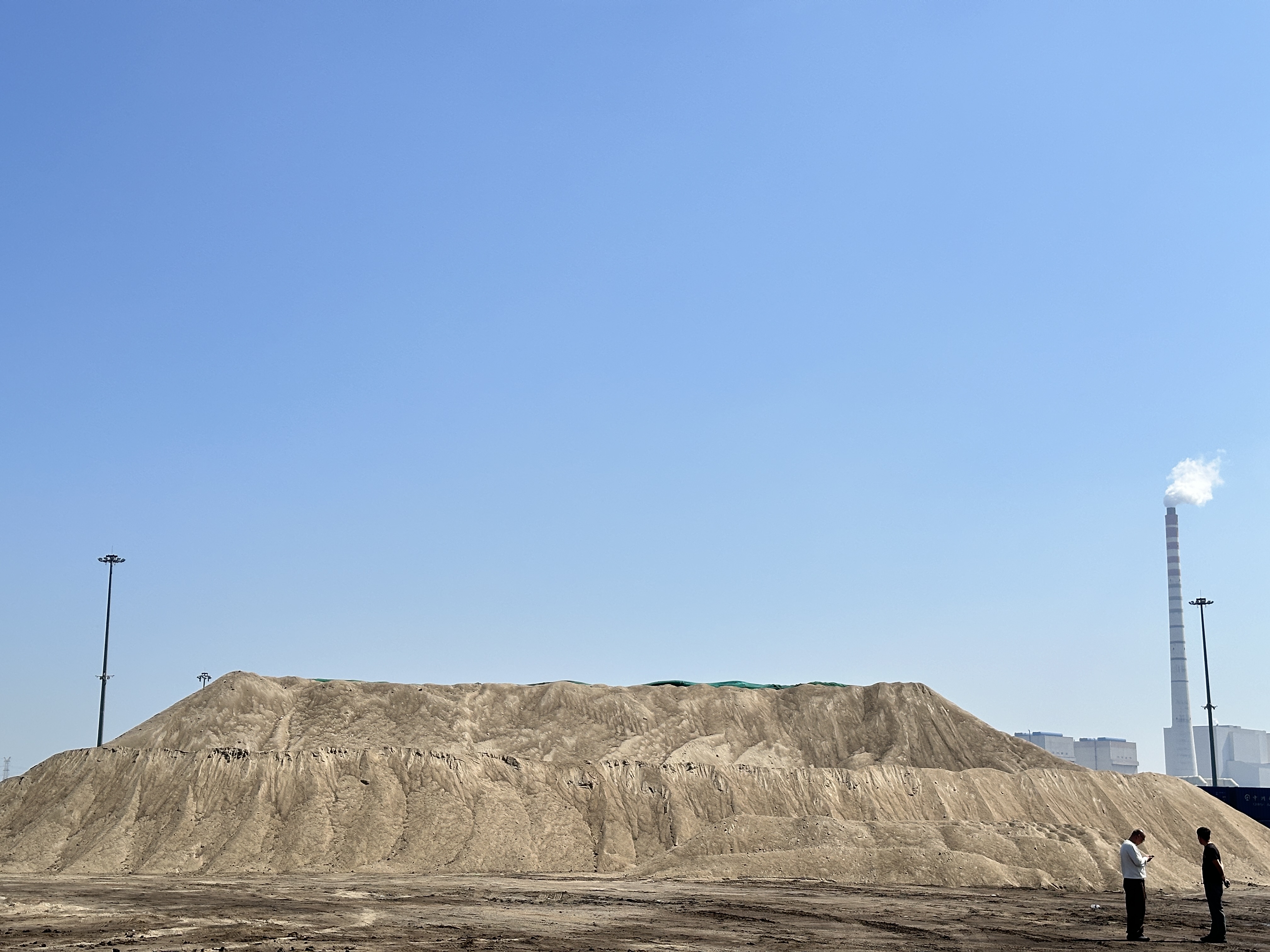 Electric arc furnace steel plant and slag handling area linked to low-carbon cement production