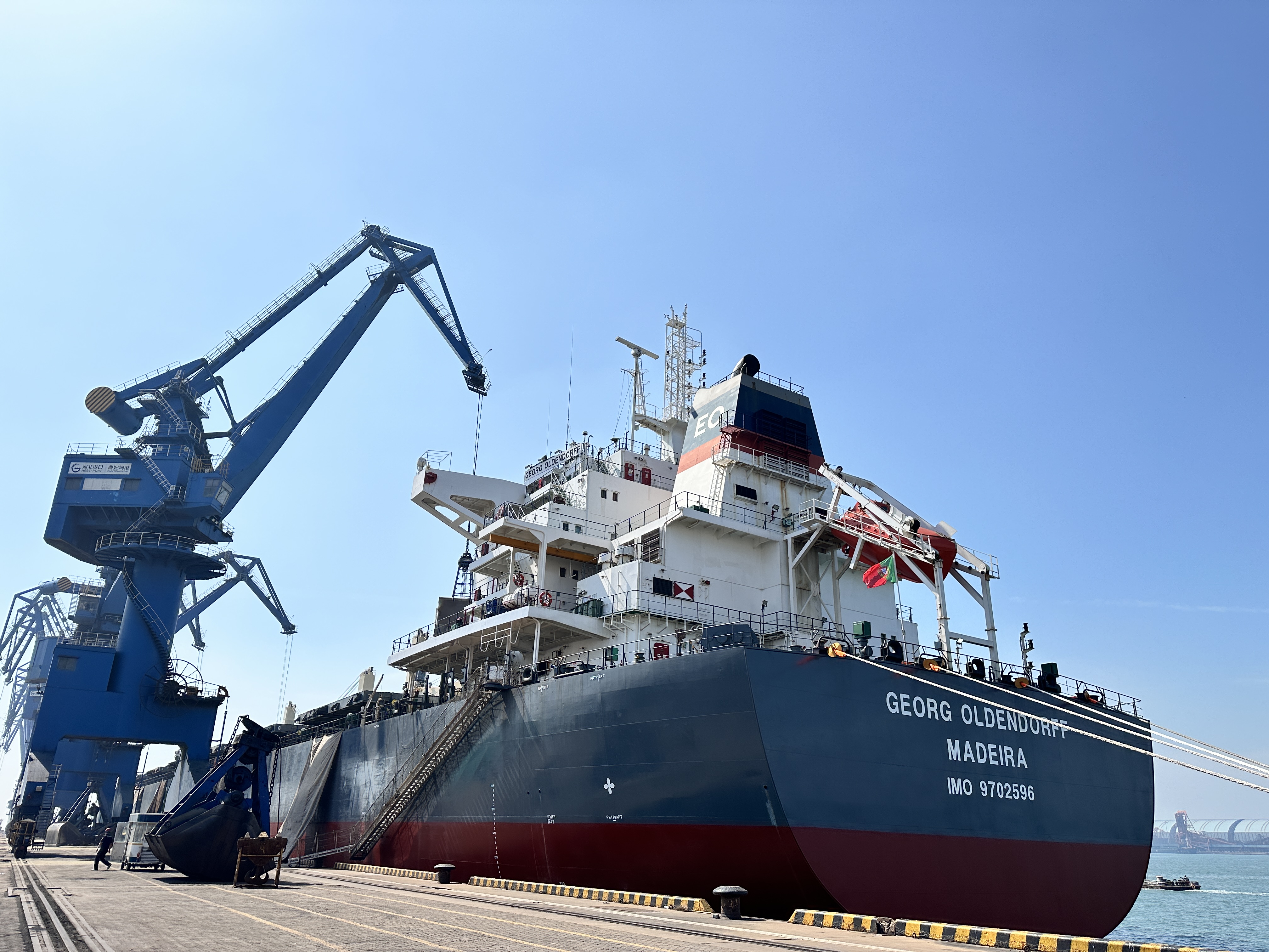 Bulk vessel and trade route visual for clinker and cement logistics